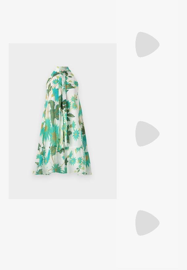 Bílá polo košile s krátkým rukávem, s černým křídlem na levém prsu a klasickým límečkem. Hladká tkanina.; Květinové šaty s halter krkem, bílý podklad a živé modro-zelené květinové vzory, měkká tkanina a vrstvený design.; Černá lakovaná kožená sandál s vysokým podpatkem, tenkým páskem kolem kotníku a sponou, otevřenou špičkou a štíhlým jehlovým podpatkem na bílém pozadí.; Průhledné a jantarové prsteny z pryskyřice, jeden hladký a transparentní, druhý s texturovaným jantarovým povrchem. Oba mají zaoblené, robustní tvary.