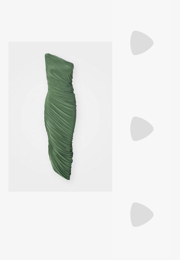Zelena obleka z enim ramenom, izdelana iz nabranega, teksturiranega blaga, ki se prilega telesu in se razteza do roba.; Stuart Weitzman NUDISTCURVE - Sandali - black; Črna usnjena torbica čez ramo z dvema sprednjima žepoma, zlatimi zaponkami, zadrgo in ozkim pasom. Tekstura površine je strukturirana, obliko pa ima kompaktno pravokotno.; Zlato-tonirani kovinski uhani v obliki obroča s krivuljo in podolgovato obliko. Imajo gladko, sijočo površino in zaobljen vrh za dodaten detajl.