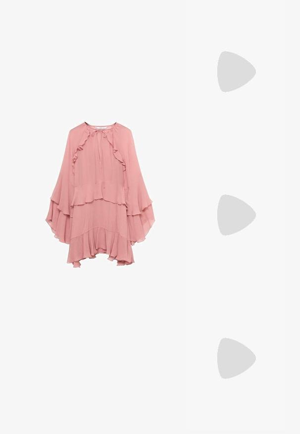 Top color crema con maniche corte a palloncino, scollo rotondo e vestibilità comoda. Realizzato in tessuto morbido, ideale per un look casual.; Abito in chiffon rosa con una vestibilità rilassata, caratterizzato da volant sul collo, sulle maniche e sull'orlo, con un chiusura a fiocco al collo.; Stivale da cowboy in suede nero con punta affusolata, asta di media altezza e dettaglio di cuciture a zigzag. Presenta un tacco basso e affusolato.; Occhiali da sole oversize in tartaruga marrone con una ampia montatura rettangolare e lenti sfumate. Dettaglio del logo in oro sul lato.; Borsa a tracolla in suede marrone con una lunga cinghia in pelle, accessori in argento, forma rettangolare e un pattina piatta con un abbellimento centrale.