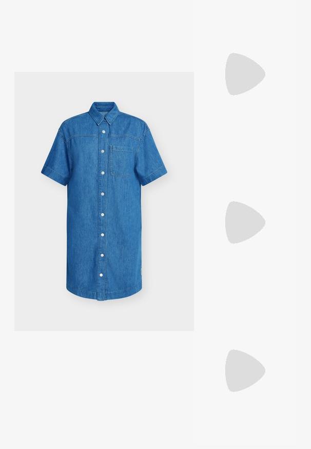 T-shirt bianco in cotone con maniche corte, scollo rotondo e piccolo logo in testo nero sul lato sinistro del petto. Tessuto liscio e vestibilità standard.; Camicia in denim a maniche corte di colore azzurro brillante, con patta con bottoni, taschino sul petto singolo e orlo dritto. Tessuto morbido.; Mule con tacco alto, aperti davanti e di colore bianco, con una finitura liscia, design minimalista e tacco slanciato, caratterizzati da un sottile accento marrone sulla suola.; Occhiali da sole rettangolari neri con lenti scure, realizzati in plastica liscia. Presentano un accento con logo dorato su un asticella.; Borsa intrecciata color cammello con manico arrotondato, realizzata in morbida pelle. Presenta una chiusura con zip e un intricato motivo a cesto.