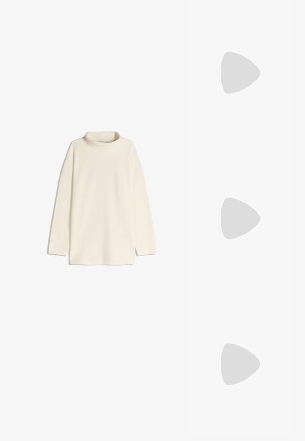 Krämfärgad turtleneck-tröja med långa ärmar, avslappnad passform och sidslitsar vid fållen. Tillverkad av mjukt, texturerat tyg.; Beige lackläder slingbackklackar med spetsig tå och 5 cm klack, med utskurna sidor och ett tunt ankelband.; Vita rektangulära solglasögon med bruna linser. Har en framträdande gyllene GG-logotyp på sidan. Tillverkade av strukturerad plast.; Brun mockaläderhandväska med en samlad topp, silverfärgade metallaccenter och två axelremmar. Har en rektangulär form och en minimalistisk design.