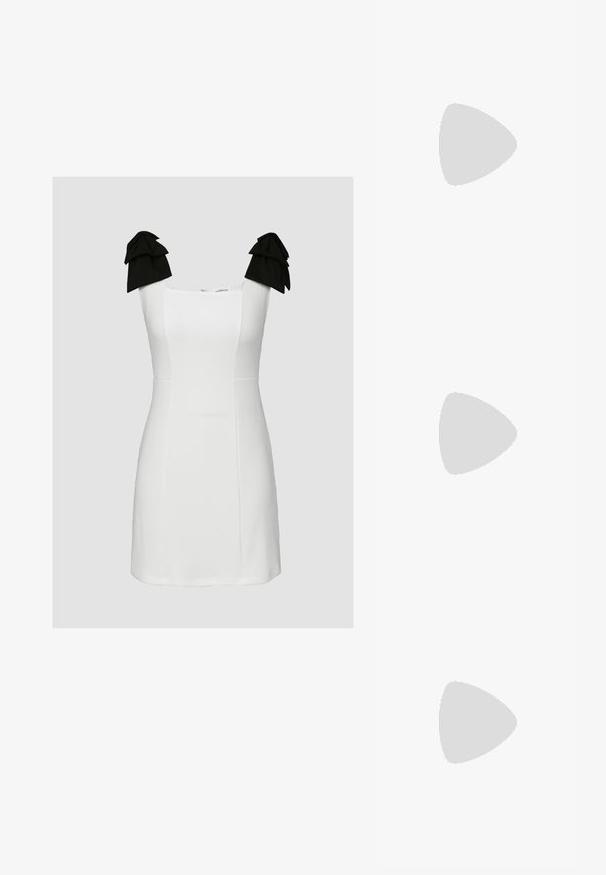 Biele krátke šaty so štvorcovým výstrihom, textúrovaná tkanina a čierne volániky na ramenných popruhoch. Dobre padnúci strih s čistými líniami.; Koi Footwear PEARL DEWDROP PLATFORM HEELS - Obuv na vysokom opätku - pink; Béžová kabelka vyrobená z mäkkého materiálu, s uvoľneným dizajnom, prišitými detailmi a dvoma popruhmi na nosenie na pleciach. Vhodná na každodenné nosenie.; Strieborné kruhové náušnice s hladkým, okrúhlym dizajnom a lesklým povrchom. Sú tenké a ľahké, s jednoduchým uzáverom.