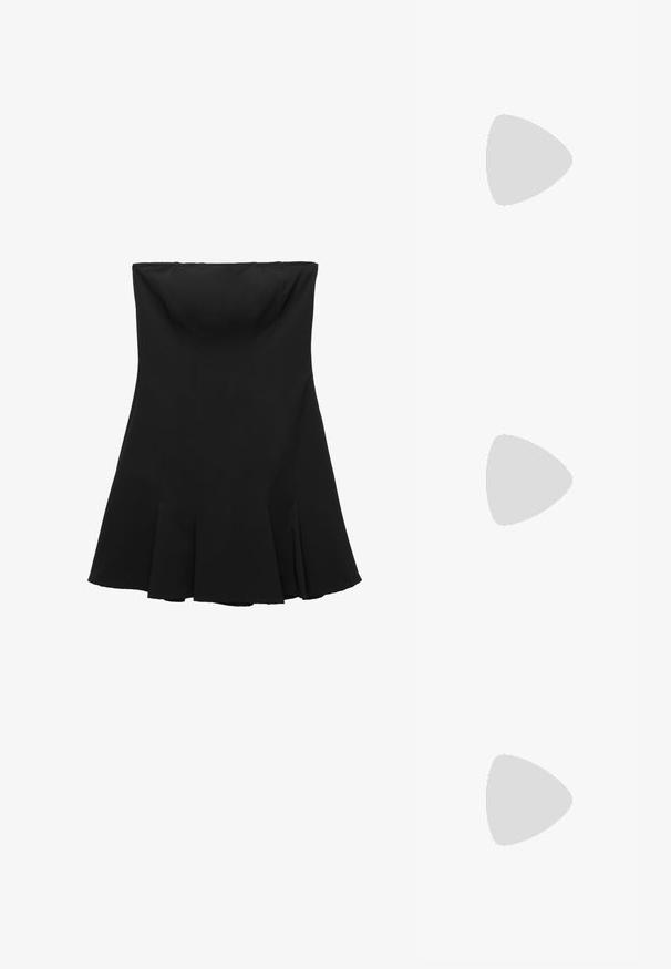 Mustat olkaimettomat mekko, jossa on rakenteellinen bodice, liehuva poimuittu hame ja sileä kangas. Ominaisuuksiin kuuluvat siistit saumat ja ei näkyvää metalliosaa.; Valkoiset korkokengät, joissa on ristiin menevät hihnat, valmistettu sileästä materiaalista, jotka sisältävät kapean korokkeen ja tumman, teksturoituna jalkasijan.; Mustat suorakulmaiset aurinkolasit tummilla linsseillä, sileä muovikehys ja kaarevat templet. Suunnittelu on jykevä ja minimalistinen.; Mustaknahka käsilaukku, jossa on kaareva olkahihna, sileä pinta, suorakaiteen muotoinen rakenne, vetoketjukiinnitys ja hopeiset metalliosat.