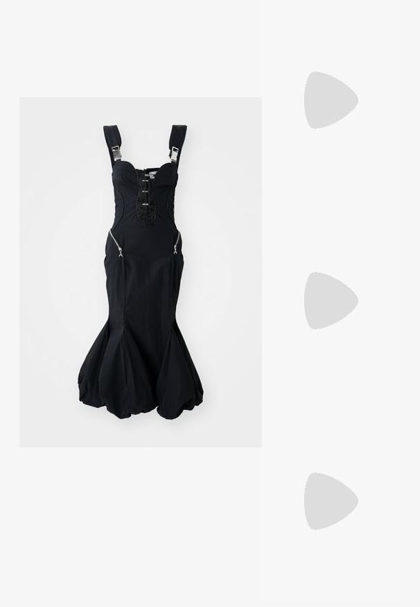 Top corto in pizzo azzurro chiaro con sottili spalline, dotato di un orlo in pizzo ondulato e un motivo floreale, progettato per una silhouette aderente.; Abito nero con busto strutturato, spalline regolabili, tasche laterali con zip e orlo a campana. Tessuto liscio con una leggera lucentezza.; Pumps slingback in vernice nera con punta affilata, lati sagomati, cinturino alla caviglia regolabile e tacco sottile e slanciato.; Occhiali da sole rossi in plastica con montatura rettangolare, lenti colorate e un accento dorato con il logo sulle aste. Finitura liscia e lucida.; Collana choker a forma di fiore nero realizzata con petali sovrapposti, indossata con un top a coste nero che presenta accenti argentati lungo il colletto e le spalle.