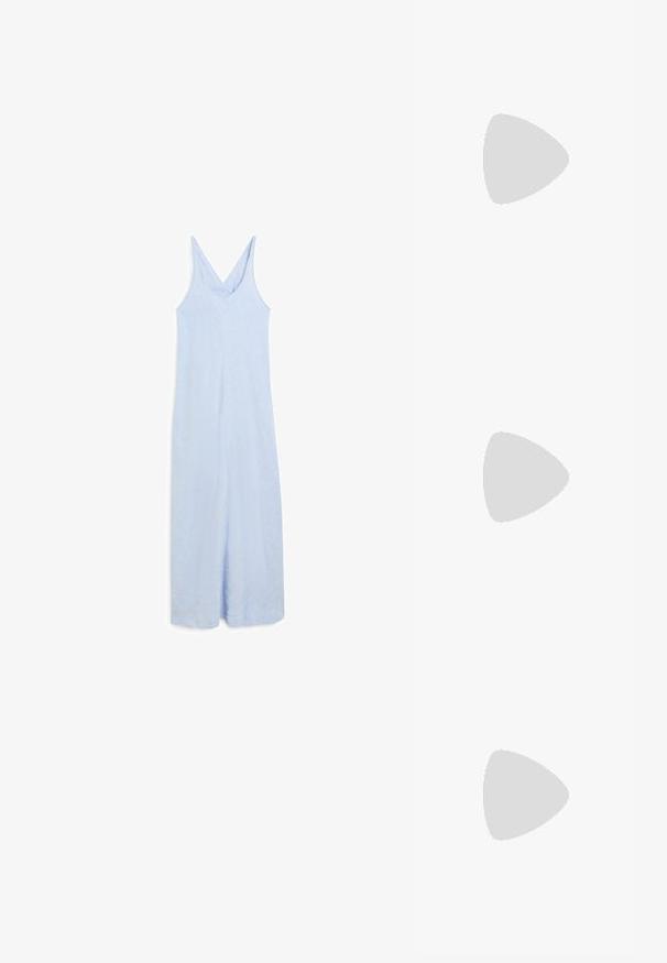 Hvid kortærmet t-shirt med afslappet pasform. Det simple design har et diskret prægning af logoet på forsiden. Lavet af bomuldsstoff, glat tekstur.; Lys blå, ærmeløs jumpsuit med v-udskæring, der har en afslappet pasform og et glat, let struktureret stof.; Sort sandal med to justerbare remme, sølvspænder og en korksål på en struktureret sort gummisål.; Skildpaddemønstrede solbriller med rektangulær form, grønfarvede linser og mønstrede acetatstel. Har metaldetaljer nær linserne.