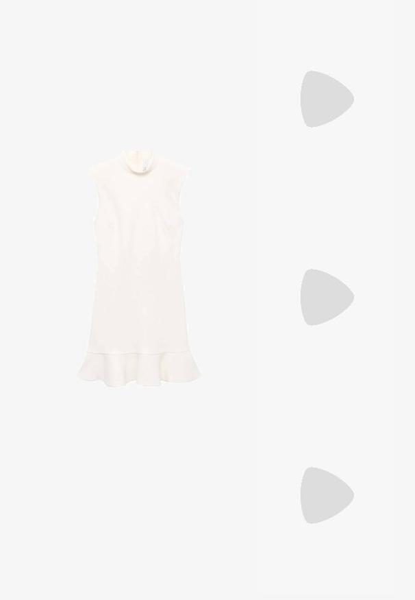 Robe blanche sans manches avec un col haut, présentant un ourlet évasé et une texture lisse. Design simple sans motifs ni éléments matériels visibles.; Sandales à talons noirs avec des brides tressées, un talon épais et un bout carré plat. Fabriquées en cuir lisse avec une finition texturée.; Lunettes de soleil noires rectangulaires avec des verres foncés, monture en plastique lisse et branches courbées. Le design est épais avec une esthétique minimaliste.; Sac à main en sequins dorés de forme rectangulaire, avec une poignée courte et une longue bandoulière en chaîne. La texture est brillante et réfléchissante.