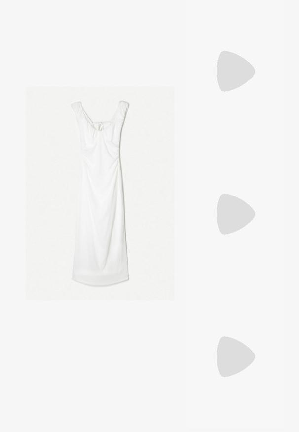 Vit klänning med en åtsittande kropp och flytande kjol. Har rynkad detalj och ett band bak, med rundad halsringning och mjuk textur.; Beige mocka slip-on sko med rund tå, dekorativ sömnad och en guldtonad detalj. Platt sula och mjukt innerfoder.; Svart läderhandväska med kviltad design och guldhardware, försedd med en dekorativ låsning. Väskan har en kedjeslinga och hålls i handen.; Guldtonad rektangulär armbandsklocka med en vit urtavla, silvertonade timmarkörer och ett hållbart metallarmband. Vattentålig funktion ingår.
