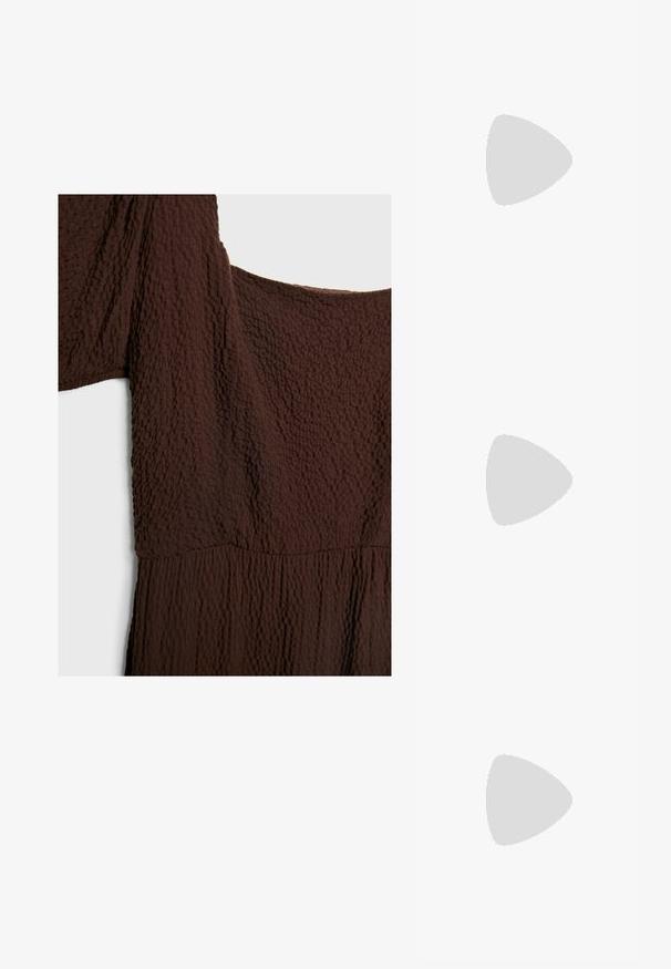 Brun texturerad klänning i tyg med fyrkantig halsringning och korta ärmar, med ett skrynkelliknande mönster över hela plagg. Ingen synlig hårdvara.; Knähöga bruna stövlar i ett slätt material med spetsig tå och låg klack. Enkel design, utan synliga mönster eller detaljer.; Fyrkantiga solglasögon med bruna linser och en tunn svart metallram. Har vinklade skalmar och justerbara näsdelar för ökad komfort.; Brun läderväska med rynkad topp och kedjesnodd. Slät textur med en blankslipad yta och subtila sömdetaljer på sidorna.