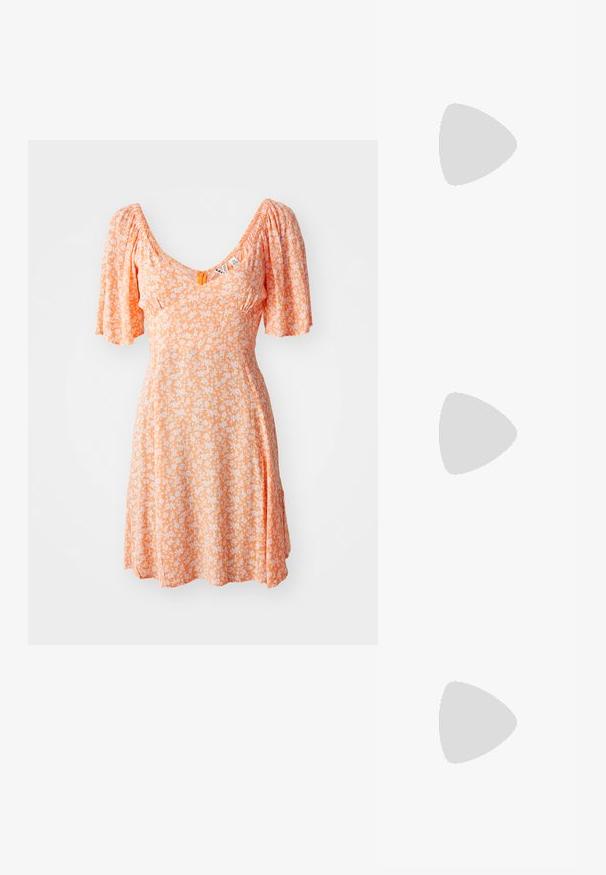 T-shirt en coton blanc avec un texte graphique jaune "SOUR & SWEET" et un design de deux citrons avec des feuilles vertes et une fleur blanche.; Robe orange avec des manches ballon, un décolleté en V, ornée d'un motif floral blanc. Tissu fluide, design de longueur au genou, et détails froncés.; Baskets basses en toile blanche avec une semelle en caoutchouc couleur gomme, bout rond, fermeture à lacets et détail en cuir sur le côté.; Lunettes de soleil en métal doré avec des verres foncés, en forme d'œil de chat, et branches noires avec un accent arc-en-ciel d'un côté.; Sac en toile crocheté beige avec un motif floral, agrémenté d'accents jaunes. Deux poignées robustes pour le transport, texture douce et design ouvert.