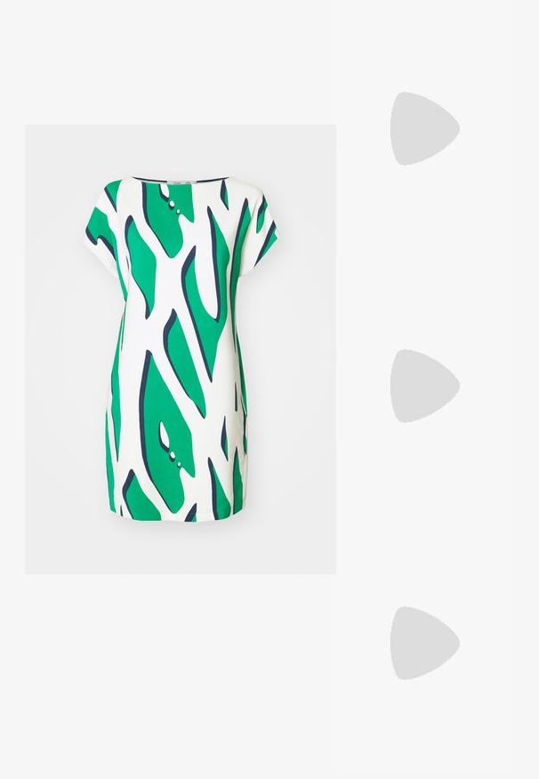 Abito a maniche corte con un motivo astratto verde e bianco e dettagli in blu navy. Realizzato in tessuto leggero, presenta una vestibilità comoda e un collo rotondo.; Sandalo alto in vernice nera con sottile cinturino alla caviglia e fibbia, open toe e sottile tacco a stiletto su sfondo bianco.; Borsa a mano in pelle verde oliva di forma arrotondata, con due manici e una parte frontale senza cuciture. Presenta una superficie liscia e dettagli di cucitura delicati.; Orecchini metallici dorati con un design ondulato; superficie liscia e riflettente; forma asimmetrica; nessun motivo o hardware visibile.