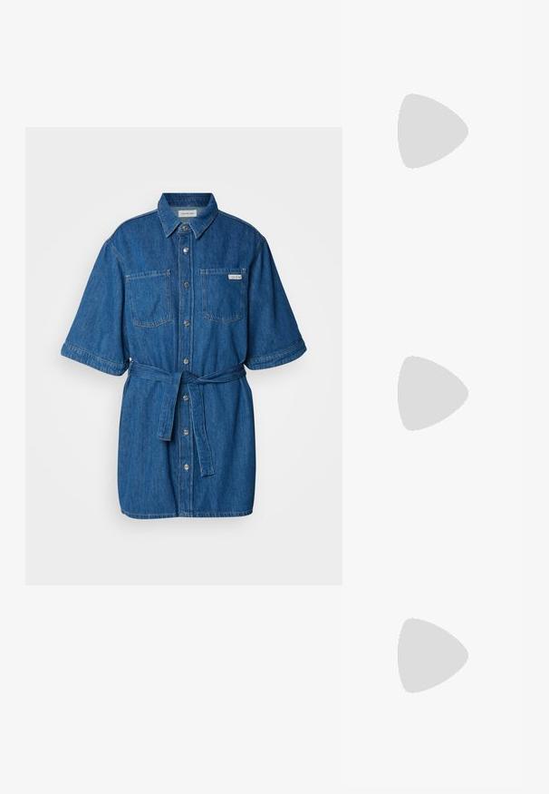 Blå denim skjortekjole med korte ærmer, krave, to brystlommer, en knyttet talje og sølvknapper foran.; Calvin Klein Pumps - black; Sort håndtaske med to korte håndtag og en aftagelig skulderrem. Glat læderagtigt materiale med lynlåslukning og logo detaljer.; Guldtonede hoops øreringe med en halvmåneform, poleret overflade og hængsel-lukning. Den glatte tekstur og den reflekterende finish forbedrer synligheden.