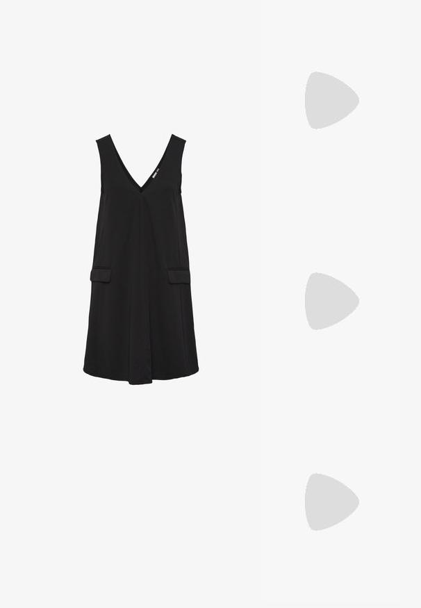 Vestido preto sem mangas com decote em V, apresentando dois bolsos frontais, um corte descontraído e textura de tecido macio, adequado para uso casual.; Botas pretas até ao joelho com um corpo de couro liso, painéis laterais elásticos e uma sola grossa de plataforma com um fundo com ranhuras.; Óculos de sol pretos, angulares, com lentes cinzas; feitos de plástico, apresentando hastes grossas com uma superfície lisa e sem hardware visível.; Clutch bag preta em camurça, com fecho em zíper e alça de pulso removível. Apresenta acessórios em tom dourado e uma textura suave e fosca.