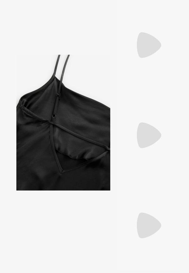 Čierna saténová nočná košieľka s tenkými nastaviteľnými ramienkami, V-výstrihom s vrstvovou konštrukciou a hladkou, lesklou textúrou.; Stradivarius BLOCK - Klasické členkové čižmy - dark red; Čierna kožená taška na rameno s hladkým povrchom, obdĺžnikovým tvarom a dvoma dlhými uchami. Bez viditeľného kovania alebo ozdôb.; Náušnice zlatého tónu v tvare kruhu s lesklým povrchom, ktoré majú vyžaduje vzor a uzatváranie na zadnej strane. Okatý, robustný tvar.