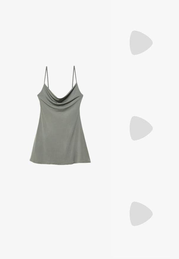 Hellbeiges Kleid mit einem strukturierten Häkeloberteil und einem gerafften Rock. Einsätze mit Knopfverschluss und welligem Saum. Weicher, fließender Stoff.; Lässiges, hellgraues Damenunterhemd mit dünnen, verstellbaren Trägern, gefertigt aus weichem Stoff, mit lockerer Passform und glatter Textur.; Braune Leder-Sandale mit gekreuzten Riemen, flacher Sohle und glatter Textur. Schlichtes Design ohne Verzierungen oder Muster.; Sonnenbrille mit ovaler Form, klarem Kunststoffrahmen, dunkelgrauen Gläsern und dünnen transparenten Bügeln mit Logo-Akzenten und minimalen Details.; Braune Leder-Crossbody-Tasche mit Logo-Muster, goldener Kettenriemen, Reißverschlussverschluss und goldenen Hardware-Details. Kompakte und rechteckige Form.