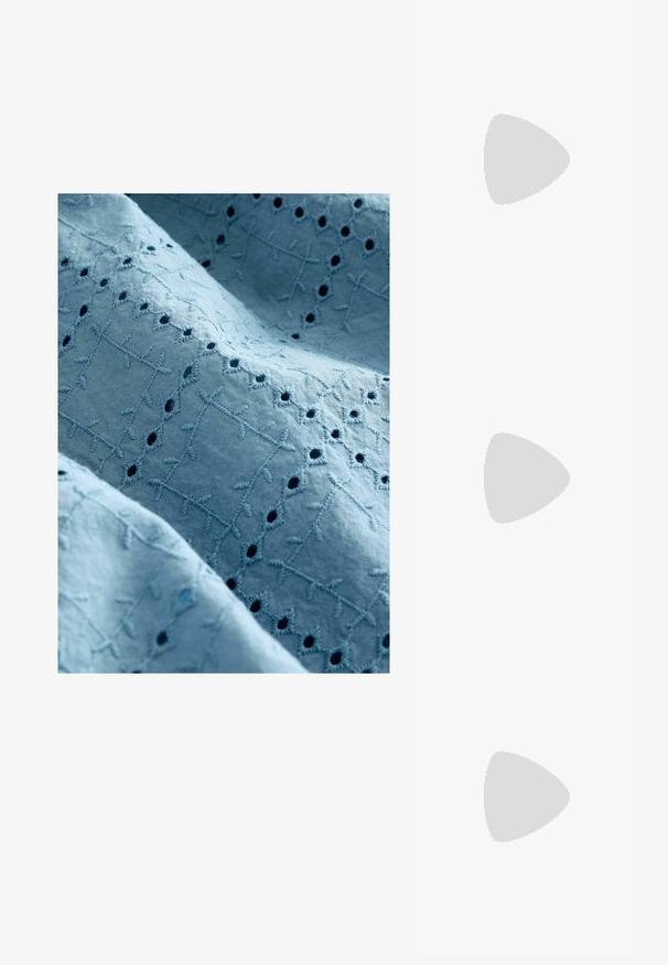 Svijetloplavi materijal s intrikatnom刺 embroidery koja prikazuje uzorke križeva i malih izrezanih krugova. Mekana tekstura s delikatnim dizajnom.; Cipele sa otvorenom petom i šiljastim vrhom, u sjajnom bijelom materijalu. Tanka potpetica s naglašenim metalnim detaljima. Glatka, reflektirajuća površina.; Naočale tipa avijatičar s gradijentnim plavim staklima, okvirom od srebrnog metala i dekorativnim zvjezdastim naglascima na staklima. Glatki i elegantni dizajn.; Srebrna metalik torba za ruke s trokutastim oblikom, glatkom teksturom i tankim, podesivim remenom za rame. Ima preklopni dizajn s šavovima.