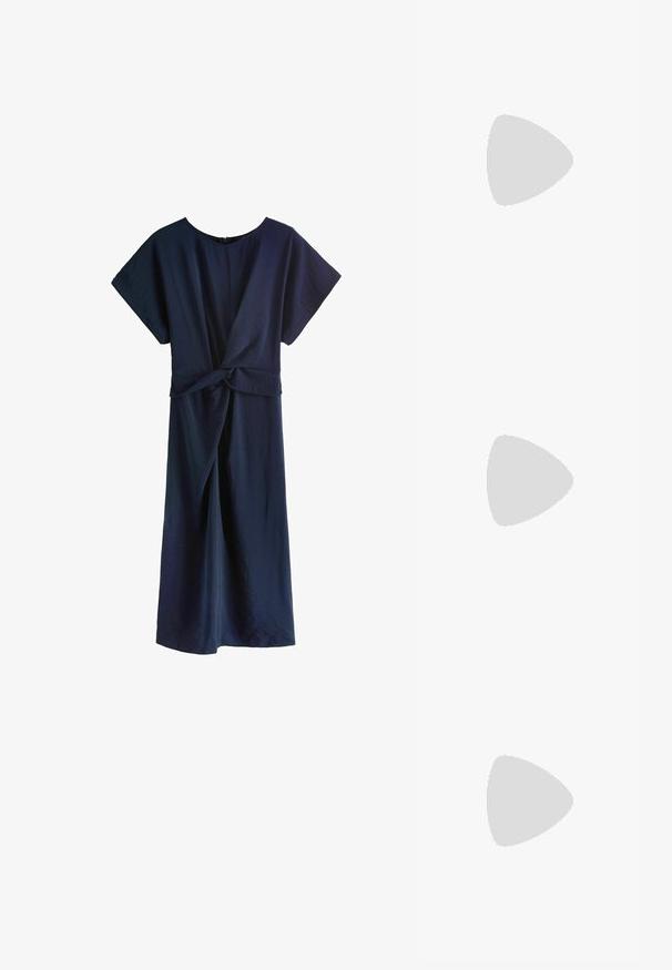 Abito blu navy con maniche corte, caratterizzato da un dettaglio frontale torciglibile e una vestibilità comoda. Realizzato in tessuto leggero e strutturato.; Sandalo con tacco in pelle marrone, punta affusolata, design con ritagli e dettagli cuciti. Presenta un tacco sottile e una cintura regolabile.; Borsa a mano in pelle bianca con un design strutturato, presente di un clasp magnetico e una tracolla, esposta su uno sfondo neutro.; Orecchini a cerchio in metallo color oro con forma curva ed allungata. Presentano una superficie liscia e lucida e una punta arrotondata per un tocco di dettaglio in più.
