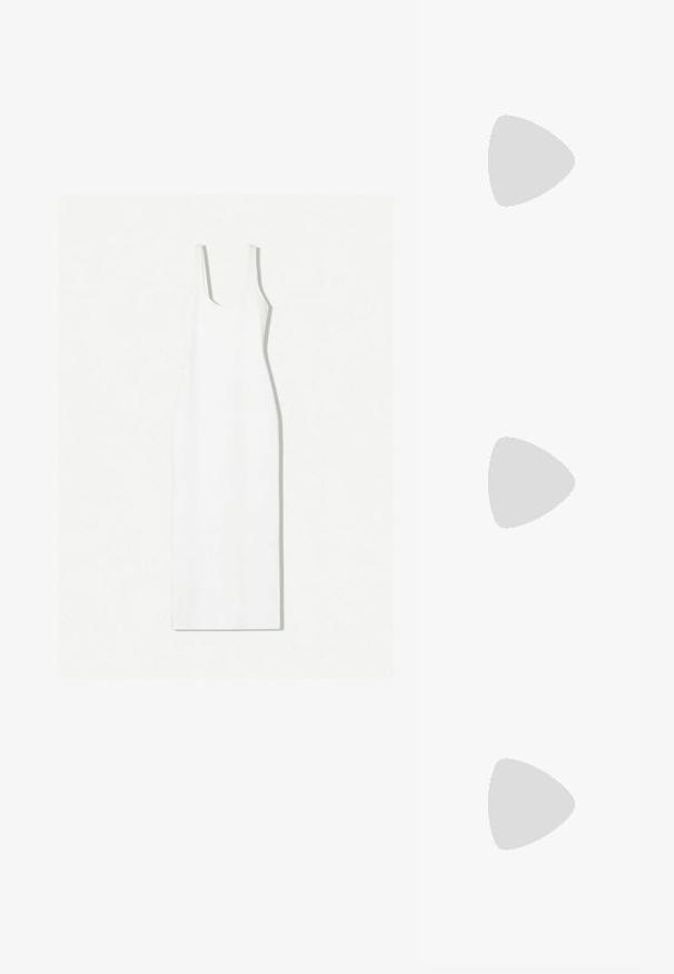 Robe blanche sans manches avec un décolleté arrondi, silhouette ajustée et ourlet à la cheville. Fabriquée en tissu lisse avec un design minimaliste.; Sandales à talons en cuir noir avec des fines lanières, un bout carré et un talon aiguille. Bride de cheville réglable pour un ajustement parfait. Texture lisse.; Lunettes de soleil rectangulaires noires avec des verres sombres. Présentent une monture en plastique lisse et un logo sur la branche. Design épuré et moderne.; Sac à main en faux crocodile jaune avec un design structuré, une poignée supérieure, une bandoulière en chaîne amovible, et un ornement cristallin décoratif sur le fermoir.