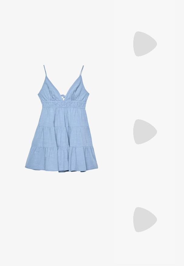 Svijetloplava haljina bez rukava s v-izrezom, naboranom prednjom stranicom i slojevitom suknjom. Izrađena od teksturiranog materijala s podesivim naramenicama.; PULL&BEAR Kaubojske/motorističke čizme - taupe; Smešena smeđa suđena torba s dugim resicama, zakrivljenim oblikom i jednim remenom za rame. Ima glatku, teksturiranu površinu.; Ogrlica od zlatnog metala s fleksibilnim, finim mrežastim dizajnom, koja ima sigurnu kopču i lanac podesive dužine za prilagodbu.