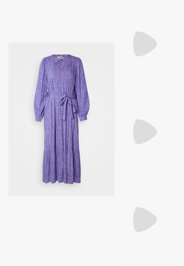 Lilla blomster maxi kjole med lange ærmer, taljebind, rynket liv og lagdelt nederdel, der har diskrete lyserøde og hvide blomster mønstre.; Brune knæhøje støvler lavet af glat materiale, med spids tå og firkantet hæl. Syningsdetaljer forbedrer det elegante design.; Røde firkantede solbriller med brune tonede linser. Tykk, blank ramme og smalle stænger med små detaljer på siden for visuel interesse.; Sølv hoop øreringe med en glat, poleret overflade. Rund form og sikker klik-lukning. Letvægtsdesign, der er velegnet til hverdagsbrug.