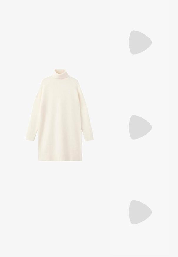 Svetr s dlouhým rukávem a rolákem v měkké off-white pletenině. Má uvolněný střih, rukávy a spodní lem se žebrováním pro přidanou texturu.; Kozačky z hladké světlé semišové kůže do výšky kolen s špičatou špičkou, nasazeným podpatkem a prošíváním po stranách. Hladká textura a strukturovaný design.; Černé a zlaté sluneční brýle se zelenými skly, mají tvar kočičích očí, kovové detaily a strukturovaný rám.; Beige kožená kabelka s jedinečným tvarem, vybavená dvěma krátkými uchy a dlouhým nastavitelným popruhem. Hladká textura s minimem kovových doplňků.; Hnědé kožené rukavice s hladkým povrchem, mají pět prstů, elastické zápěstí a dekorativní šití podél okraje.