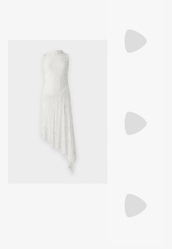 Valkoinen pitsimekko, jossa on korkea kaulus, hihaton muotoilu, epäsymmetrinen helma ja teksturoitu kangas, jossa on kukkakuosi.; Vaaleanpunainen kiiltävä nahkainen slingback-korkokenkä, jossa on teräväkärkinen muotoilu, paksu korko ja koristeellinen hihna, jossa on kultainen yksityiskohta. Sujuva pinta.; Mustat aurinkolasit, joissa on kiiltävät muovikehykset, harmaasävyiset gradienttilinssit ja hopeanväriset yksityiskohdat sivuilla. Tyylikäs, kaareva muotoilu.; Even&Odd Shopping bag - black
