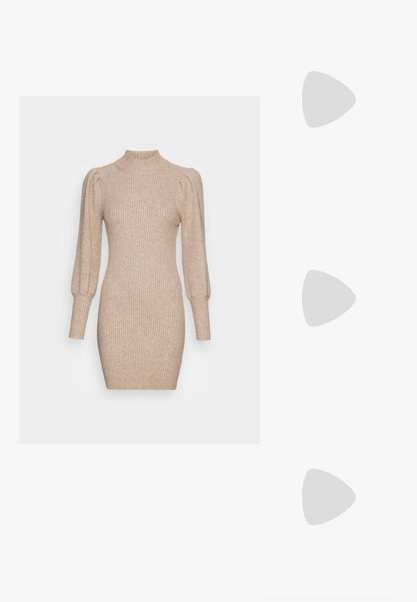 Rochie tricotată în bej, cu textură randată, guler înalt și mâneci bufante. Siluetă ajustată cu o lungime scurtă.; Pantof cu toc înalt, din suede moale bej deschis, vârf ascuțit, toc subțire și curea la gleznă ajustabilă cu cataramă rotundă.; Ochelari de soare rotunzi cu lentile întunecate și rame aurii. Modelul poartă un cardigan ribbed de culoare albastru deschis cu nasturi și mâneci albe în contrast.; Clutch Michael Kors din canva acoperit bej, cu un model repetitiv al logo-ului MK, accesorii din aur și o curea cu lanț detașabil.