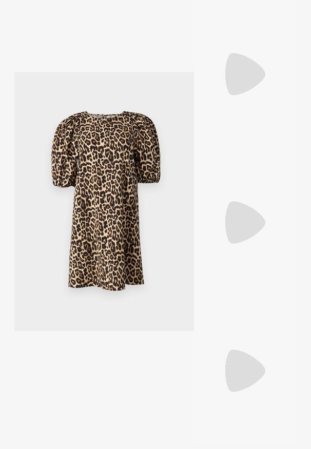 Hame ligni ka jo leopard print ke saath hai, jo beige aur kala rang scheme mein design kiya gaya hai. Is mein square neckline aur ek smooth fabric texture hai.; Valkoinen nahkasandaali, jossa on kolme leveää remmiä, nilkkahaka ja juuttiköydellä päällystetty pohja. Littee muotoilu luonnollisella tekstuurilla.; Mustat soikeat kehykset, joissa on puoliläpinäkyvät violetit yksityiskohdat linssissä. Kehykset ovat mattapintaiset ja hoikalla, suoralinjaisella varrella.; Kermainen pehmustettu pääpanta, jossa on kiertävä muotoilu, yhdistettynä beige-valkoraidalliseen puseroon, jossa on pyöreä pääntie. Huomaamaton koruasu.