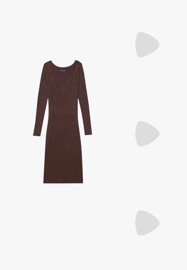 Top in cotone bianco a costine con scollo rotondo e senza maniche, dotato di orlo dritto e di una piccola etichetta del marchio sul lato.; Abito marrone a maniche lunghe con scollatura a barchetta e silhouette aderente. Presenta un dettaglio di cucitura a forma di V sul corpino.; Stivale cowboy in pelle marrone chiaro con punta affusolata, modelli ricamati a spirale sull'asta e tacco a blocco impilato. Presenta una linguetta per una facile calzata.; Orecchino a cerchio in argento con finitura lucida, caratterizzato da piccoli dettagli in oro e una forma tondeggiante, indossato sul lobo.