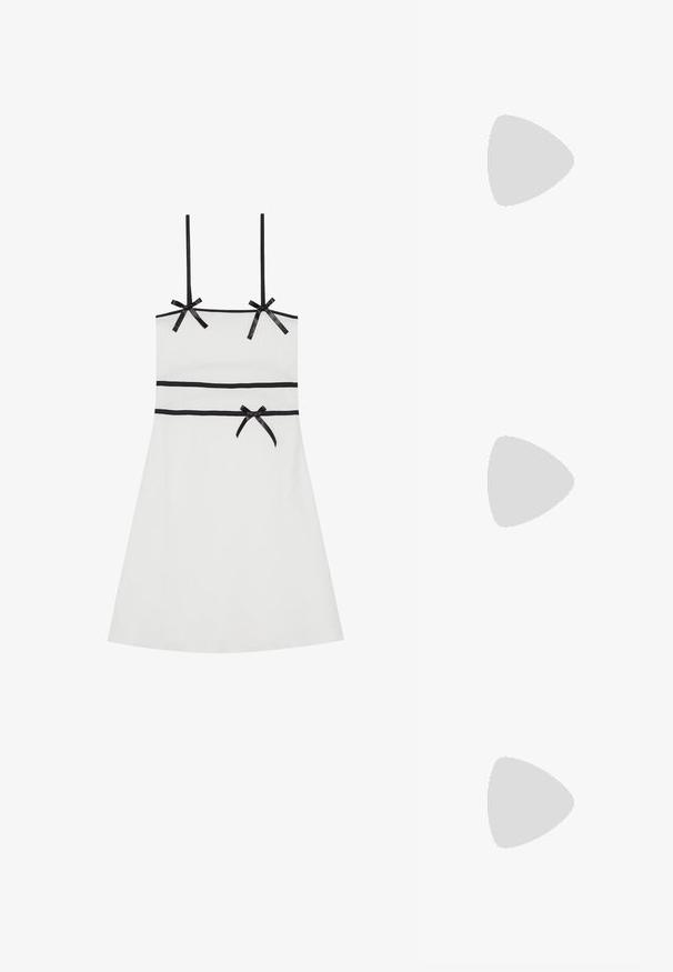 Valge ilma varrukateta kleit mustade paeltega õlgadel ja vööl. Sile tekstuur, põlvepikkune, keha lähedane siluett, õrn sooneline mustrid.; Must musta slingback kingad terava ninaga, kitsas kõrge kontsaga ja dekoratiivse lipsu aktsendiga. Sile tekstuur ja voolav disain.; Hõbedane metallist õlakott, millel on sile tekstuur, kaarduv disain, kettrohke ja poleeritud esipaneel, millel on peen logo graveering.; Hõbedased kõrvarõngad voolava spiraalsetega kujunduses. Sile tekstuur poleeritud viimistlusega. Omab peent läiget ja ei oma nähtavaid kaunistusi.