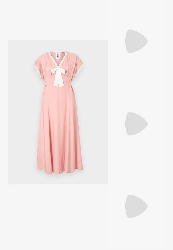 Granatowa koszulka z krótkim rękawem wykonana z gładkiego materiału, z małym logo Fila po lewej stronie klatki piersiowej. Okrągły dekolt i klasyczny krój.; Różowa sukienka z dekoltem w kształcie V, krótkimi rękawami w kształcie peleryny oraz białą kokardą na wysokości klatki piersiowej. Zawiera koronkowe wykończenie wzdłuż dekoltu. Wykonana z miękkiego materiału.; Lekkie buty biegowe z siateczkową cholewką w kolorze białym, szare akcenty, wyściółka w sole oraz teksturowane nakładki. Posiadają zintegrowany system sznurowania.; Denimowa torba na ramię z zakrzywionym paskiem, dwoma przednimi kieszeniami i zapięciem na guziki, wykonana z jasnoniebieskiego materiału z kontrastującymi detalami szycia.