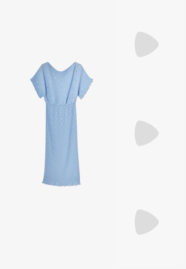 Jasnoniebieska sukienka z krótkimi falbaniastymi rękawami, plisowanym wzorem, rozrzuconymi srebrnymi i białymi kropkami oraz luźnym krojem.; Nude siateczkowe sandały na szpilce z ostro zakończonym noskiem, smukłym paskiem na kostce i obcasem w kształcie stiletto, z czarnym akcentem u podstawy.; Okulary przeciwsłoneczne w kolorze tortoishell z prostokątnymi brązowymi soczewkami, grubą oprawką i cienkimi zausznikami z wzorem w różnych odcieniach brązu.; Złote kolczyki z wydłużonymi prostokątami i okrągłymi perłami na końcach. Prostokąty są gładkie, a perły mają lśniące wykończenie.