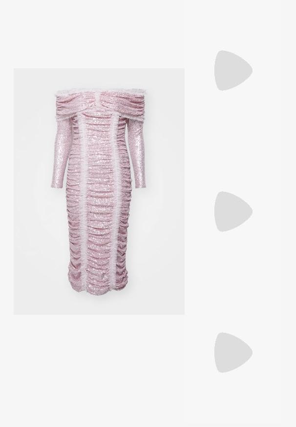 Robe moulante à épaules dénudées en sequins roses, avec une texture froncée et des accents en volants le long de l'encolure et des côtés.; Escarpin en cuir verni beige avec un bout pointu et un petit talon carré. Présente un petit logo doré sur le bout. Texture lisse.; Lunettes de soleil écaille de tortue avec une monture rectangulaire épaisse. Verres sombres et accents dorés sur les branches. Fini lisse et brillant.; Boucles d'oreilles en perles argentées avec une forme incurvée en haricot. Surface lisse et brillante, maintenues par une fermeture à tige et à dos.