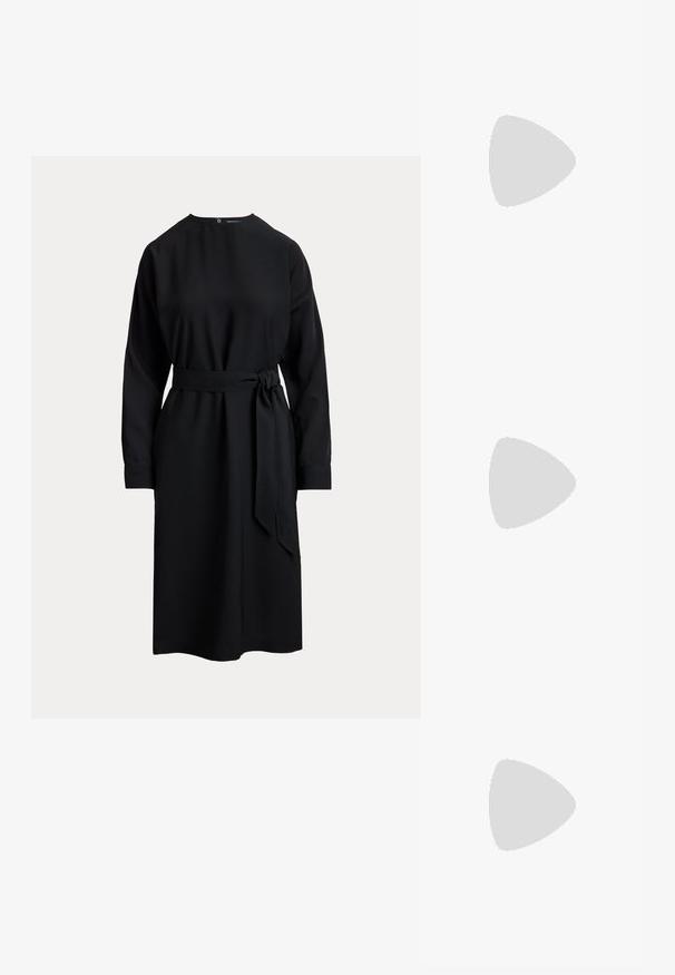 Črna obleka dolgega rokava z visokim ovratnikom, pasom in ravno silhueto. Narejena iz gladkega materiala, z gumbom za zapiranje na hrbtni strani.; Bež usnjeni salonarji z visokim peto in koničastim nosom. Gladka tekstura z elegantnim oblikovanjem. Oblečeni z roza bleščečo obleko.; Bela usnjena torbica z teksturirano površino, ki vključuje zlat pas in črne detajle. Ima sprednji žep in zadrgo.; Bela usnjena torbica z teksturirano površino, ki vključuje zlat pas in črne detajle. Ima sprednji žep in zadrgo.; Zlato-tonirani kovinski uhani v obliki obroča s krivuljo in podolgovato obliko. Imajo gladko, sijočo površino in zaobljen vrh za dodaten detajl.