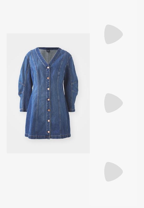 Must musta t-särk, mis on valmistatud puuvillast, esiküljel on julge punane ja valge tekst: "UNIFORM 032c WORKSHOP". Ümar kaelus, lühikesed varrukad.; Sinine denimkleit V-avaga, pikkade varrukatega ja nööpide ees sulgemisega. Omab kontrastset õmblust ja taskuid külgedel.; Mustad nahast üle põlve saapad terava ninaga, stilletto konts ja voolujooneline disain, millel on logo aksent pahkluu piirkonnas.; Kilpkonnakilbi stiilis prillid piklik-ovaalsete läätsede, pruunika tooniga, kuldsete logo aktsentidega templitel ja elegantsed mustad varred.; Must mustrikk, millel on kõverdisain, kuldsed detailid ja lukk. Omab eemaldatavat rihma ja peene õmbluse detaili.