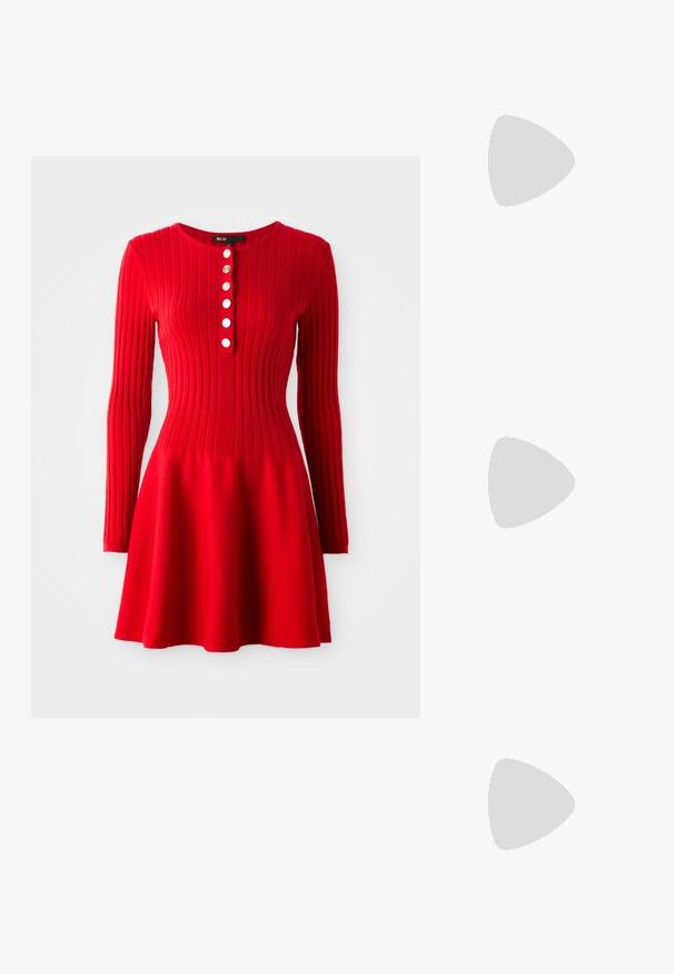 Κόκκινο πλεκτό φόρεμα με ριμπ ύφανση και μακριά μανίκια, εφαρμοστό κορσέ και φουστα φλαρέ. Διαθέτει στρογγυλή λαιμόκοψη και πέντε λευκά κουμπιά μπροστά.; Δερμάτινη loafer σε σκούρο μπορντό με γυαλιστερή επιφάνεια. Διαθέτει ραμμένο άνω μέρος, μπροστινή ζώνη και επίπεδη καουτσούκ σόλα.; Γκρι σουέτ τσάντα με φούντες, μεγάλη άνοιξη στην κορυφή και λεπτό λουράκι. Το μοντέλο φοράει μπλε σακάκι και κόκκινη φούστα.; Χρυσές σκουλαρίκια με πολλαπλές καταρρακτώδεις αλυσίδες, διακοσμημένα με διαφανείς ωοειδείς ρινοστάτες και διακοσμητικές βάσεις.