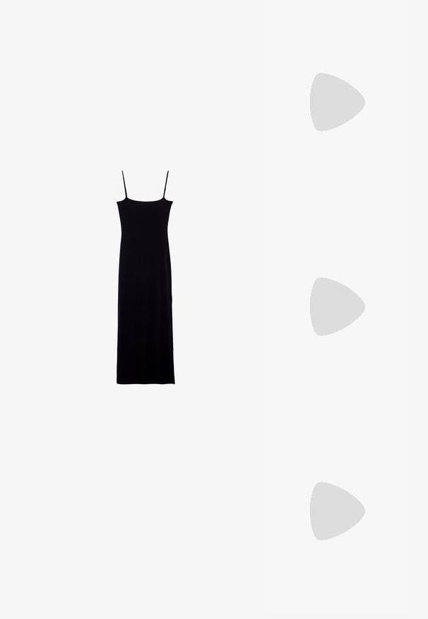 Schwarzes ärmelloses Kleid mit gerader Silhouette, aus weichem Stoff. Verfügt über schmale Spaghettiträger und ein bodenlänges Design.; Schwarze Lacklederschlappen mit abgerundetem Zehenbereich, erhöhtem Nahtdetail und flacher Gummisohle. Glatte Textur mit polierter Oberfläche.; Weißer Stoffbeutel in dreieckiger Form, mit Ösen-Detail und einer gebundenen Schleifenapplikation oben. Durchgehend glatte Textur.; Goldfarbene Creolen mit einer glatten, polierten Oberfläche. Sie haben eine halbkreisförmige Form und einen sicheren Stiftverschluss.