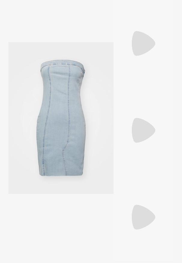 Vestido de mezclilla sin tirantes en azul claro, con forma ajustada, costuras visibles y longitud por debajo de la rodilla, hecho de una suave tela de mezclilla.; Bota de vaquero de cuero plateado con punta afilada, costuras decorativas y un tacón bloque de altura media. Cuenta con una pestaña para facilitar su uso.; Bolso de mano en forma de corazón metálico plateado con dobles asas, correa de cadena y textura suave. Presenta herrajes metálicos y bordes cosidos.; Pendientes de gota plateados con múltiples rhinestones transparentes, con un diseño en cascada y superficies texturizadas, sobre un fondo neutro.