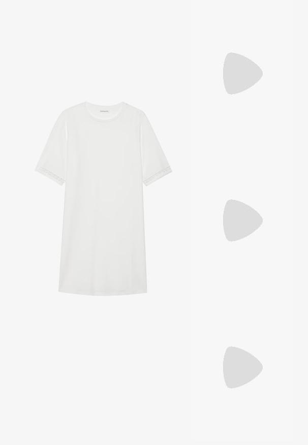 Bílý bavlněný tričko s černobílým maskáčovým logem "PUMA" a grafikou skákajícího pumy nad textem. Krátké rukávy, kulatý výstřih.; Bílá bavlněná šaty s krátkým rukávem. Obsahují dekorativní krajkové detaily na okrajích rukávů. Jednoduchý, uvolněný střih.; Hnědá kožená lodička na tenkém podpatku se špičatou špičkou. Má malou ozdobnou přezku na pásku a lesklý povrch.; Hnědé želvovinové brýle s oválnými skly, tenkými bočními nohami a průhlednými akcenty. Obsahují decentní logo na stranu. Elegantní, lehký design.; Hnědá kožená křížová taška s zakřiveným tvarem, zlatými detaily a akcentem s přezkou. Obsahuje odnímatelný popruh na rameno.