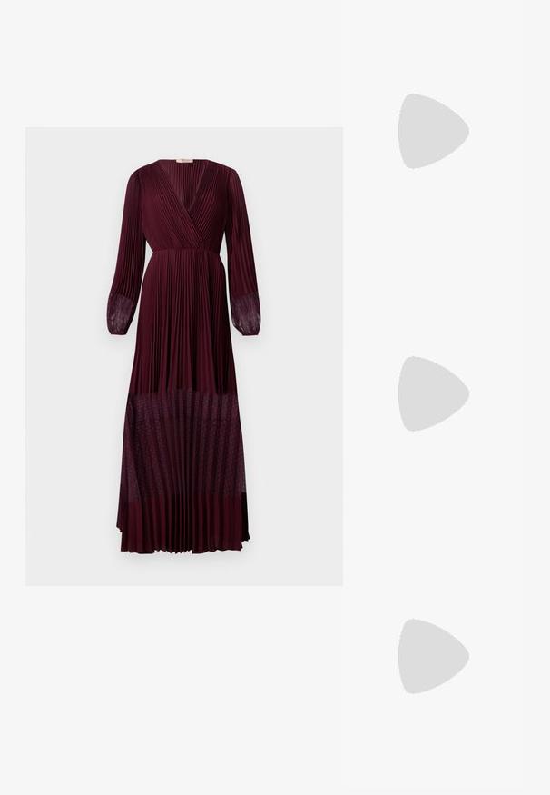 Burgundi redőzött maxi ruha átkötős nyakkivágással, hosszú, átlátszó ujjakkal és pöttyös hálós szegéllyel. Könnyű anyag, amely strukturált redőzéssel rendelkezik.; Fekete magas sarkú szandálok vékony pántokkal, csomózott mintával, sima négyzetes orral és karcsú stiletto sarkal rendelkeznek.; Világosszürke fémes kézitáska lánc pánttal, kis kör alakú fém kifinomult díszítéssel és háromszög alakú márkagéppel.; Ezüst karika fülbevalók sima, fényes felülettel. Lekerekített forma, könnyű kialakítással, tűs zárómechanizmussal.