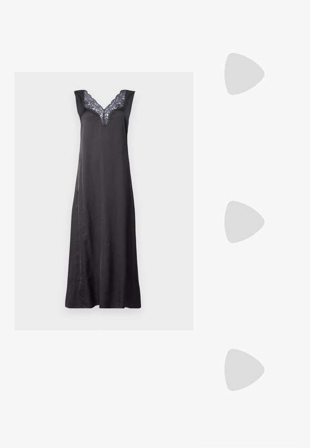 Zwarte mouwloze nachthemd met een V-hals versierd met kantdetails. Gemaakt van een soepele stof, met een vloeiende A-lijnsilhouet.; Zwarte leren sandalen met drie brede banden over de voet en een verstelbare enkelband. Platte zool met minimale profiel. Eenvoudig ontwerp.; Zwarte zonnebril met bruin getinte lenzen; rechthoekige vorm met een dikke rand, inclusief subtiele hardware accenten op de veertjes.; Zwarte neplederen handtas met een zachte textuur, ronde vorm en een stevige zwartleren schouderband. Zilveren hardwareaccenten zichtbaar.
