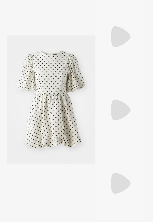 Ljusrosa ärmlös t-shirt i mjukt tyg, med rund halsringning och en liten fyrkantig logopatch på vänster bröst.; Sister Jane HALI MINI DRESS - Vardagsklänning - ivory; Mockasinsneaker med en grå ovandel, svarta ränder och en gummisul. Har snörning och en gyllene logotypdetalj på sidan.; Svarta solglasögon med ovala linser, glansigt plastbåge och smala armar. Har Ray-Ban-logotypen i vitt på sidan.