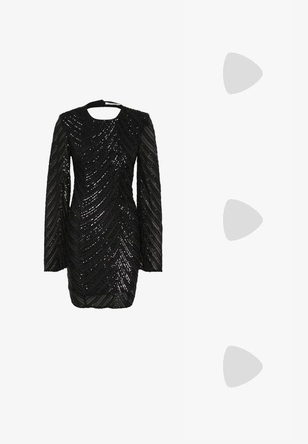 Fehér ujjatlan felső, lekerekített nyakkivágással, texturált anyagból készült. Egyszerű, díszítés nélküli dizájn, laza szabással.; Fekete flitteres ruha hosszú ujjakkal és kerek nyakkivágással, áttetsző anyagon csillogó fekete flitterekből készült hullámmintával.; Fekete bőr sarkú szandál négyzet alakú orral, boka pánttal, arany csattal, és vékony fém sarkal. Simább textúra, minimalista dizájn.; Arany lánc-link fülbevalók, átlátszó kristálydíszítéssel, gravírozott "GUESS" márkajelzéssel és sima felülettel.