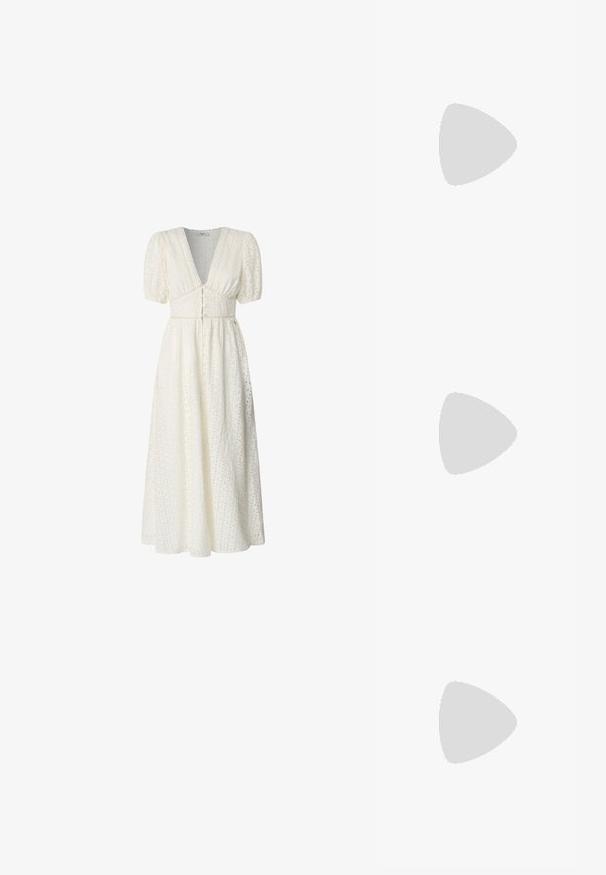 Hvit bomull t-skjorte med et stort, lyst rødt hummermotiv på fronten. Korte ermer og standard rund hals-design.; Hvit midikjole med puffermer, dyp V-hals, stoff med broderte detaljer, knappelukking i midjen, svaiende skjørt.; Høyhælte sandaler med stropp i hvitt lær, med et stilrent design, gjennomsiktig blokkhæl og et dekorativt element ved tåen.; Hvit syntetisk håndveske med trekantet form, flat klaff foran og sløyfe detaljer, justerbar stropp, glatt tekstur og minimalistisk design.