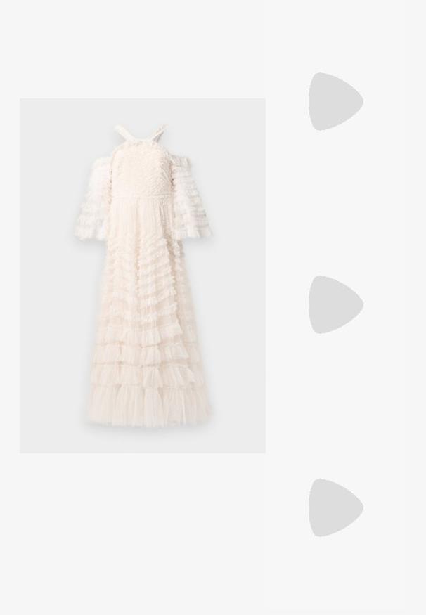 Pikem valgest siidist kleidist, millel on ruffled kihid, spageti-rihmad, õlavarrelt avatud puff varrukad ja tekstuuriga täpilised detailid.; Kuldse kontsaga sandaalid, millel on tekstureeritud, volditud disain ja silmapaistev lipsu detail. Ühe sääre rihma ja reguleeritava klambriga, keskmise ploki konts.; Valge tekstuuriga käekotike, millel on volditud disain ja kuldne ahel. Sile viimistlus peente lainetega ja ümarate servadega.; Kuldsete rõngaste kõrvarõngad, millel on sile, ümar disain ja poleeritud pind. Kõrvarõngad on kompaktsed, suurte vormide ja sujuva klambriga.