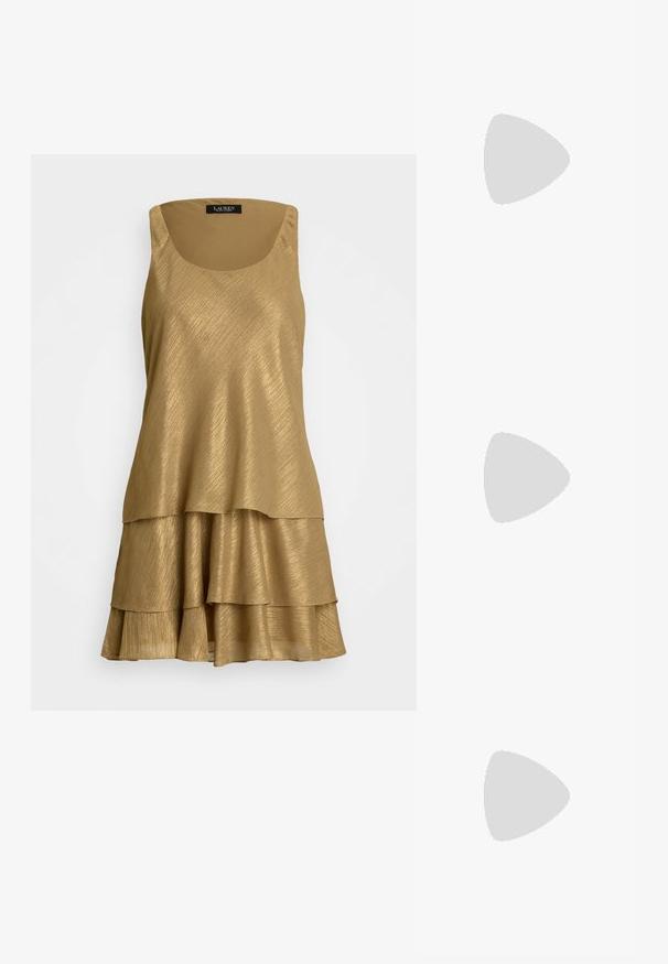 Χρυσό αμάνικο φόρεμα από γυαλιστερό, υφασμάτινο υλικό με σχέδιο στρωμάτων στη φούστα, διαθέτοντας δύο οριζόντια φρου φρου.; Μπεζ εσπαντρίγια με καμβά �επάνω, υφασμάτινη υφή στη φτέρνα και πλεκτή σόλα από συκώτι; διαθέτει έναν δεμένο ιμάντα στον αστράγαλο για ασφαλή εφαρμογή.; Χρυσή σακίδα από παγιέτες σε ορθογώνιο σχήμα, με χερούλι από στριμμένο αλυσίδα και μεταλλικό κλείσιμο, που αντανακλά το φως με υφή.; Χρυσές μεταλλικές σκουλαρίκια κρίκοι με καμπυλωτό, ελκυστικό σχήμα. Περιλαμβάνουν μια λεία, γυαλιστερή επιφάνεια και στρογγυλή άκρη για πρόσθετη λεπτομέρεια.