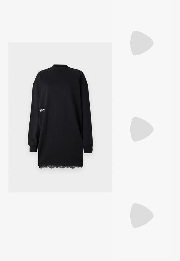 Robe noire à manches longues en coton. Présente un col montant et une bordure en dentelle à l'ourlet. Design minimaliste avec un logo discret sur la manche.; Calvin Klein HEEL - Bottines de cowboy / motard - black; Sac à main en métal gris clair avec une bandoulière en chaîne, orné de petits clous métalliques ronds et d'un logo de marque triangulaire.; Boucles d'oreilles créoles en argent avec une surface lisse et brillante, présentant une forme incurvée et une fermeture à tige. Design minimaliste avec une finition moderne.