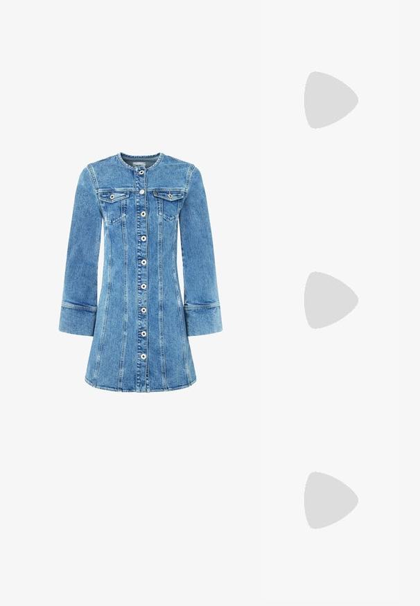 Denim kleita ar gaiši zilu izskatu, ar pogām priekšā, divām krūšu kabatām un garām piedurknēm. Iezīmē strukturētas šuves un izplestu svārku.; Melna ādas potīšu zābaku ar noapaļotu purngalu, vidēja augstuma blokveida papēdi un gludu tekstūru. Iezīmēts ar izgriezumu aizmugurē un minimālistisku dizainu.; Melnas kaķa acs saulesbrilles ar matētu apdari, ar pelēkiem tonētiem stikliem, izteiktiem stūriem un elegantiem sānu rokturiem. Zīmola nosaukums redzams uz iekšējā roktura.; Sudraba riņķveida auss gredzeni ar gludu, pulētu apdari. Apaļa forma un drošs klikšķa augšējais slēgums. Viegls dizains, kas piemērots ikdienas valkāšanai.