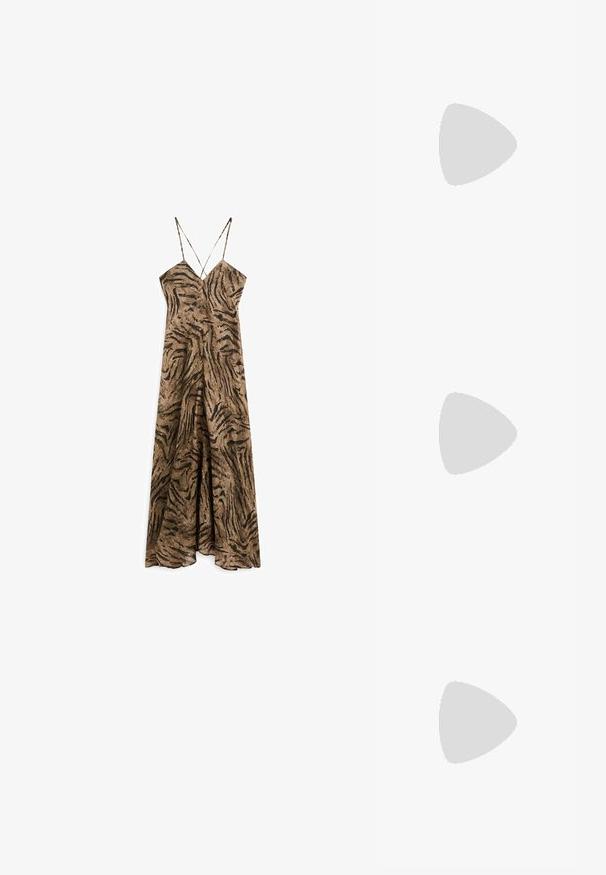 Brun og sort tigerstribet maxi-kjole med tynde spaghetti-stropper og et luftigt design, der har en dyb udskæring og en afslappet pasform.; Brune lædersandaler med krydsede stropper, flade såler og let hævet hæl. Blød tekstur og minimalistisk design.; Metallic guld- og sølvtekstureret clutch med en afrundet form og en glat guldklap. Har et vævet design hele vejen igennem.; Guldtonet metal ørering med et slankt, buet design. Har en karakteristisk spids form, poleret overflade og hængselåbning.