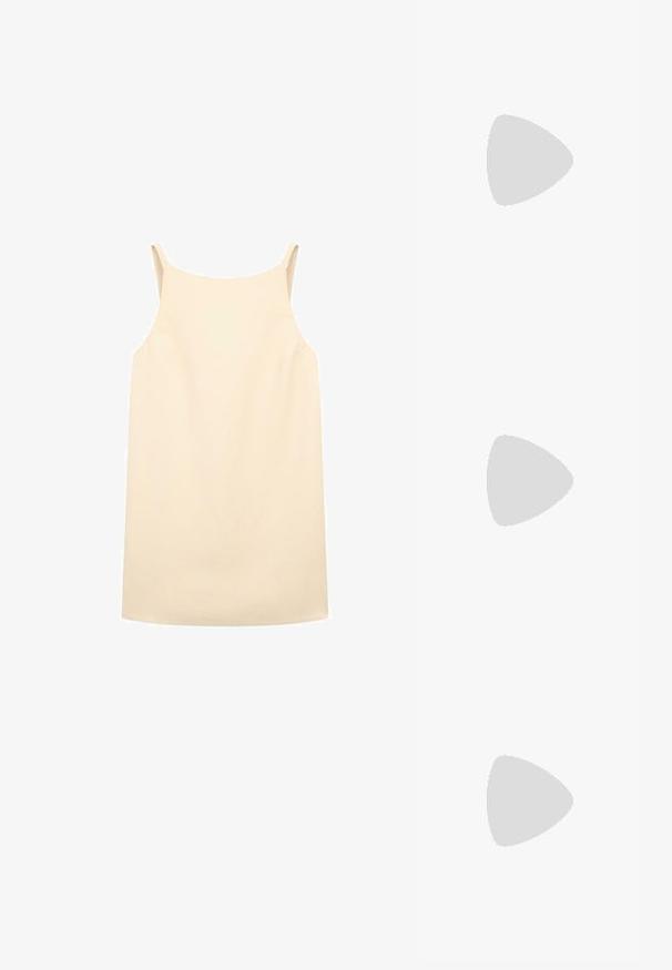 Bílý bavlněný tričko s krátkým rukávem, kulatým výstřihem a malým hnědým grafickým logem na levé části hrudi. Měkká textura a standardní střih.; Béžové bezrukávové šaty s volným střihem, vyrobené z hladké tkaniny, s tenkými ramínky a rovním lemem.; Atletická obuv s lehkým šedým síťovaným svrškem s semišovými akcenty, bílými tkaničkami a černou gumovou podrážkou. Výrazným detailem je tlumení ABZORB.; Tkaná slámová taška s širokým, zúženým tvarem, se dvěma černými koženými uchy. Přírodní béžová barva s texturovaným povrchem.