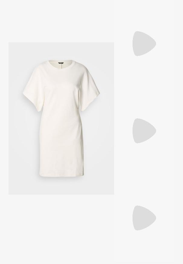 Witte oversized t-shirt jurk gemaakt van zachte katoen. Heeft een ronde halslijn en korte mouwen, met een rechte zoom en minimalistisch ontwerp.; Tan leren cowboylaars met puntige neus, geborduurde spiraalpatronen op de schacht en een gestapelde blokhak. Voorzien van een trekband voor gemakkelijke aan- en uittrekken.; Bruine, rechthoekige bril met transparante glazen en paarse tinten. Glad kunststof montuur met rechte pootjes en subtiele accenten.; Zilveren oorbellen in de vorm van een gladde, gepolijste ring. Ronde vorm met een veilige kliksluiting. Lichtgewicht ontwerp, geschikt voor dagelijks gebruik.